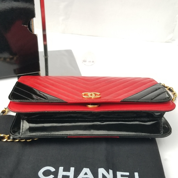 Authentic vintage Chanel Chevron single flap leather chain strap small handbag - Picture 10 of 16